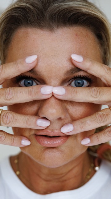 Gezicht met handen Medium